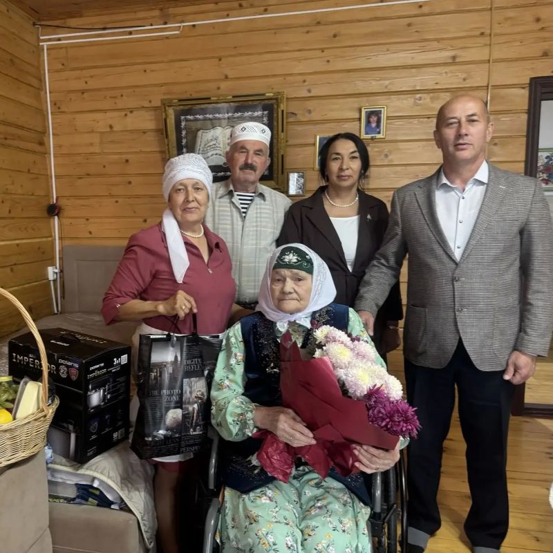 Бабушки и дедушки, перешагнувшие 100-летний рубеж, продолжают получать поздравления и подарки от имени Раиса Республики Татарстан Рустама Минниханова Бабушки и дедушки, перешагнувшие 100-летний рубеж, продолжают получать поздравления и подарки от имени Раиса Республики Татарстан Рустама Минниханова