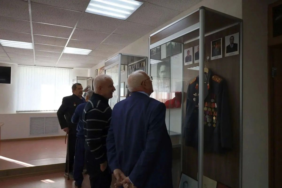 По инициативе представителей Общественного совета Управления МВД России по г. Казани Радика Хакимова и Альберта Саяхова, а также Совета ветеранов состоялось торжественное мероприятие ко дню образования подразделений... По инициативе представителей Общественного совета Управления МВД России по г. Казани Радика Хакимова и Альберта Саяхова, а также Совета ветеранов состоялось торжественное мероприятие ко дню образования подразделений...