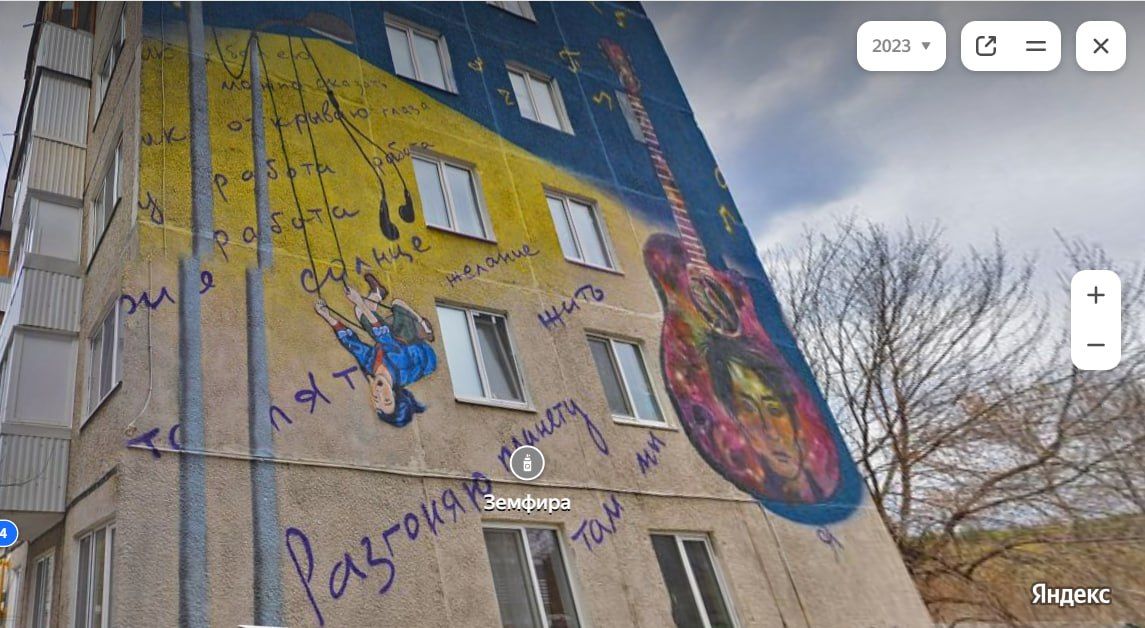 В Уфе по требованию прокуратуры закрасили портрет Земфиры* на фасаде дома, где она провела детство