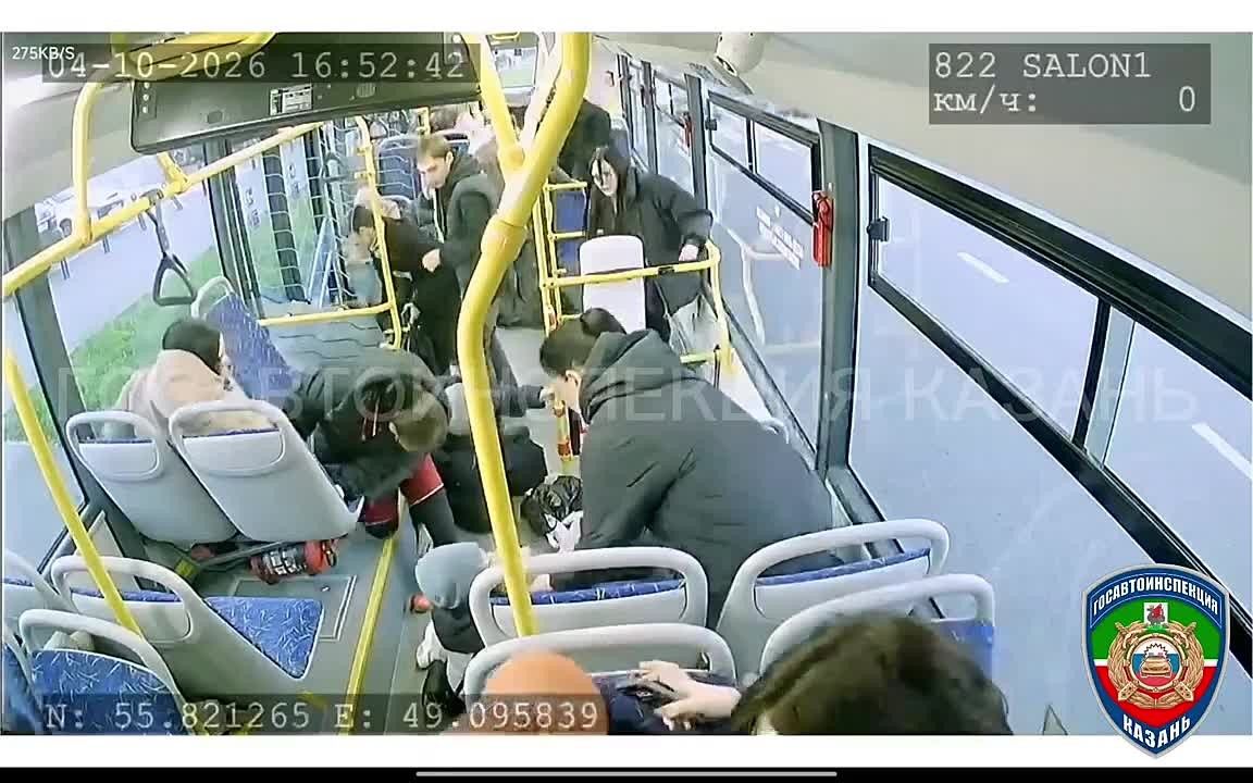 Девочка и женщина пострадали из-за резкого торможения автобуса