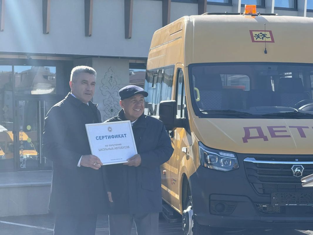 Рустам Минниханов передал новые школьные автобусы муниципалитетам Татарстана Рустам Минниханов передал новые школьные автобусы муниципалитетам Татарстана