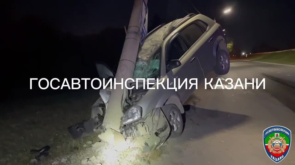 Водитель легковушки госпитализирован после наезда на столб в Казани