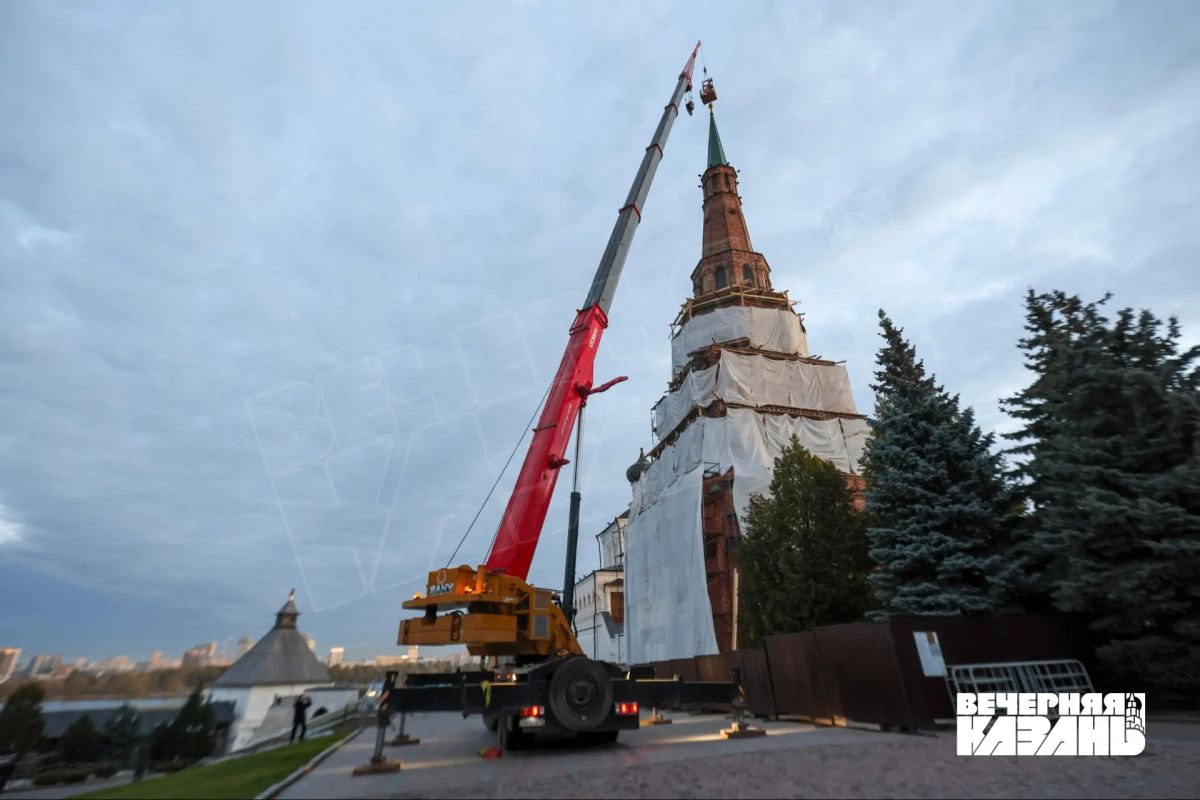 С башни Сююмбике сняли полумесяц для реставрации С башни Сююмбике сняли полумесяц для реставрации