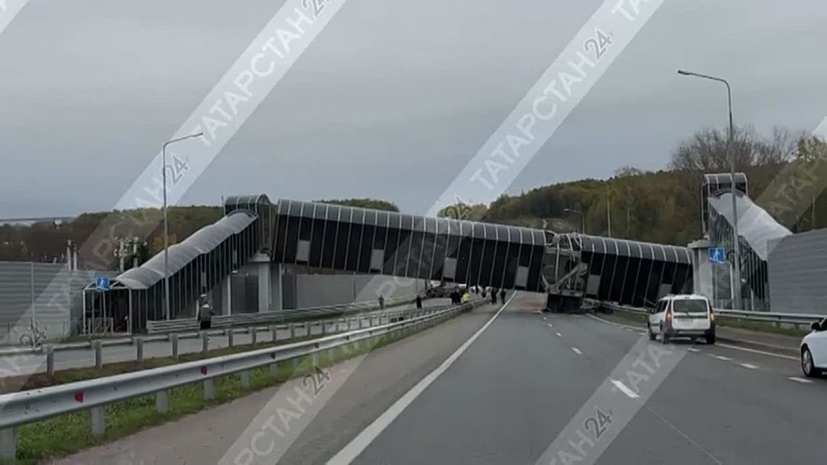 Под Казанью рухнул надземный переход, есть пострадавшие
