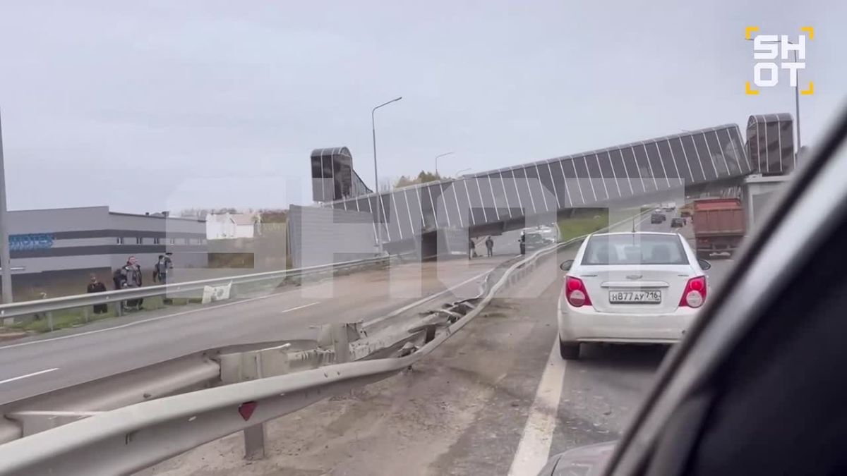 Надземный пешеходный переход рухнул прямо на трассу в Татарстане