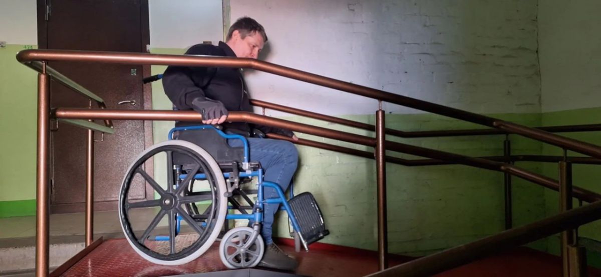 Обрел долгожданную свободу: в Нижнекамске мужчина на коляске добился установки идеального пандуса Обрел долгожданную свободу: в Нижнекамске мужчина на коляске добился установки идеального пандуса