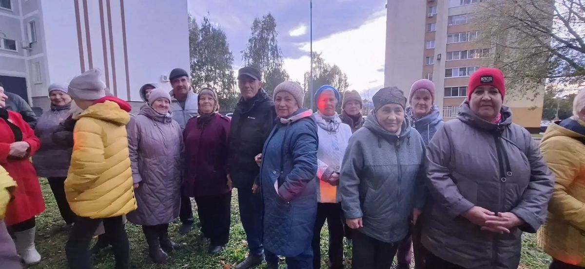 Жители дома Бызова 1 устроили праздник по случаю окончания капитального ремонта фасада дома и крыши Жители дома Бызова 1 устроили праздник по случаю окончания капитального ремонта фасада дома и крыши