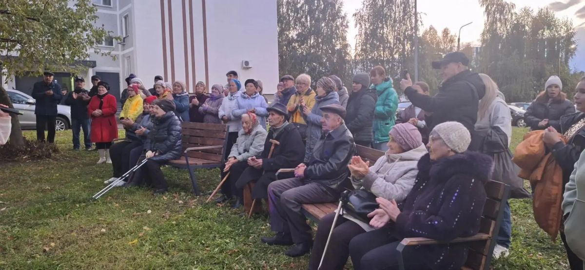 Жители дома Бызова 1 устроили праздник по случаю окончания капитального ремонта фасада дома и крыши