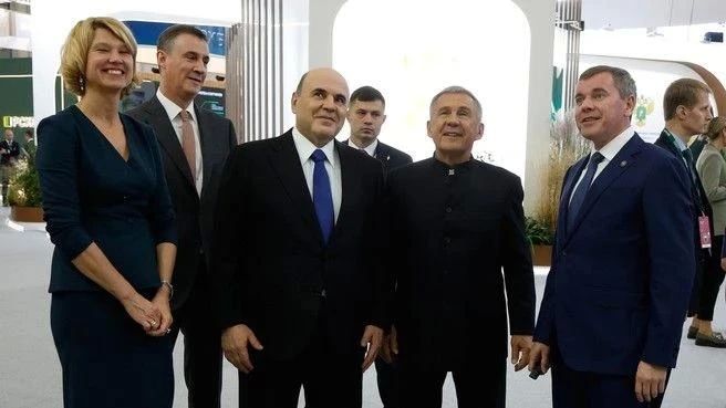 Мишустин осмотрел стенд Татарстана на выставке «Золотая осень — 2026» Мишустин осмотрел стенд Татарстана на выставке «Золотая осень — 2026»