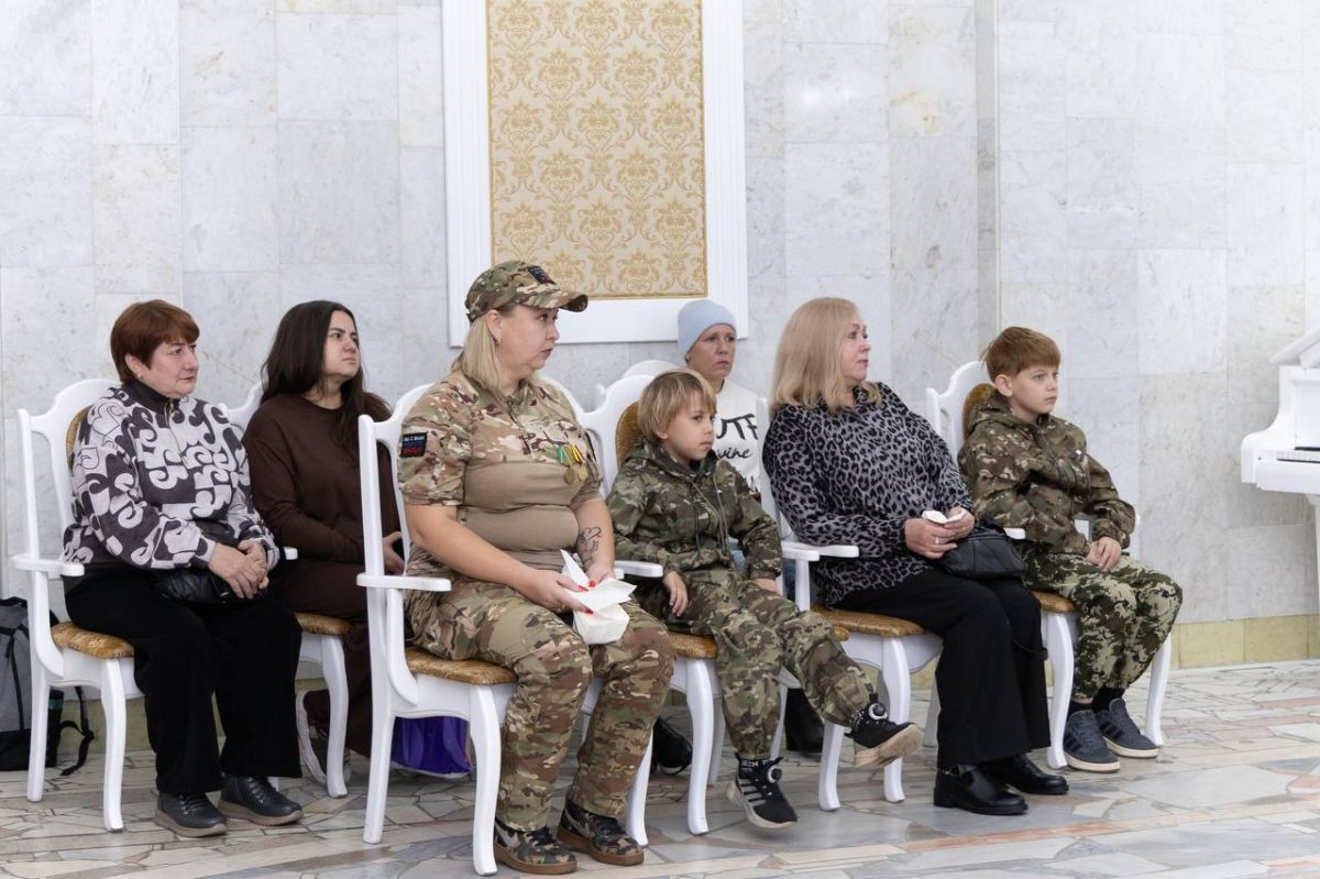 Нижнекамск помнит своих героев: Радмир Беляев вручил награды семьям погибших героев СВО Нижнекамск помнит своих героев: Радмир Беляев вручил награды семьям погибших героев СВО