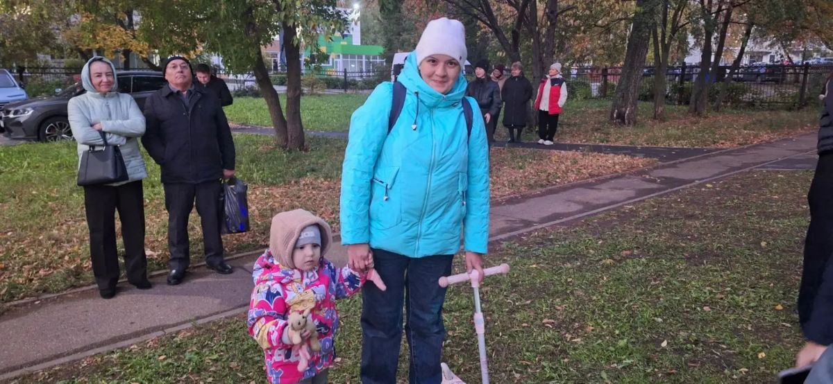 Жители дома Бызова 1 устроили праздник по случаю окончания капитального ремонта фасада дома и крыши Жители дома Бызова 1 устроили праздник по случаю окончания капитального ремонта фасада дома и крыши