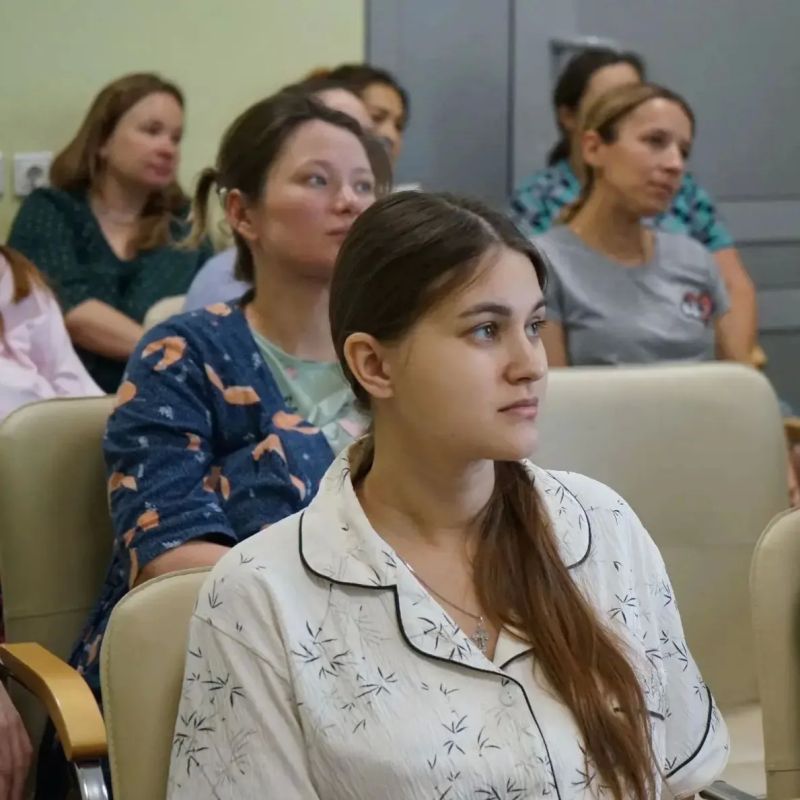 Сегодня, в День беременных, министр труда, занятости и социальной защиты Республики Татарстан Эльмира Зарипова посетила перинатальный центр Республиканской клинической больницы Сегодня, в День беременных, министр труда, занятости и социальной защиты Республики Татарстан Эльмира Зарипова посетила перинатальный центр Республиканской клинической больницы