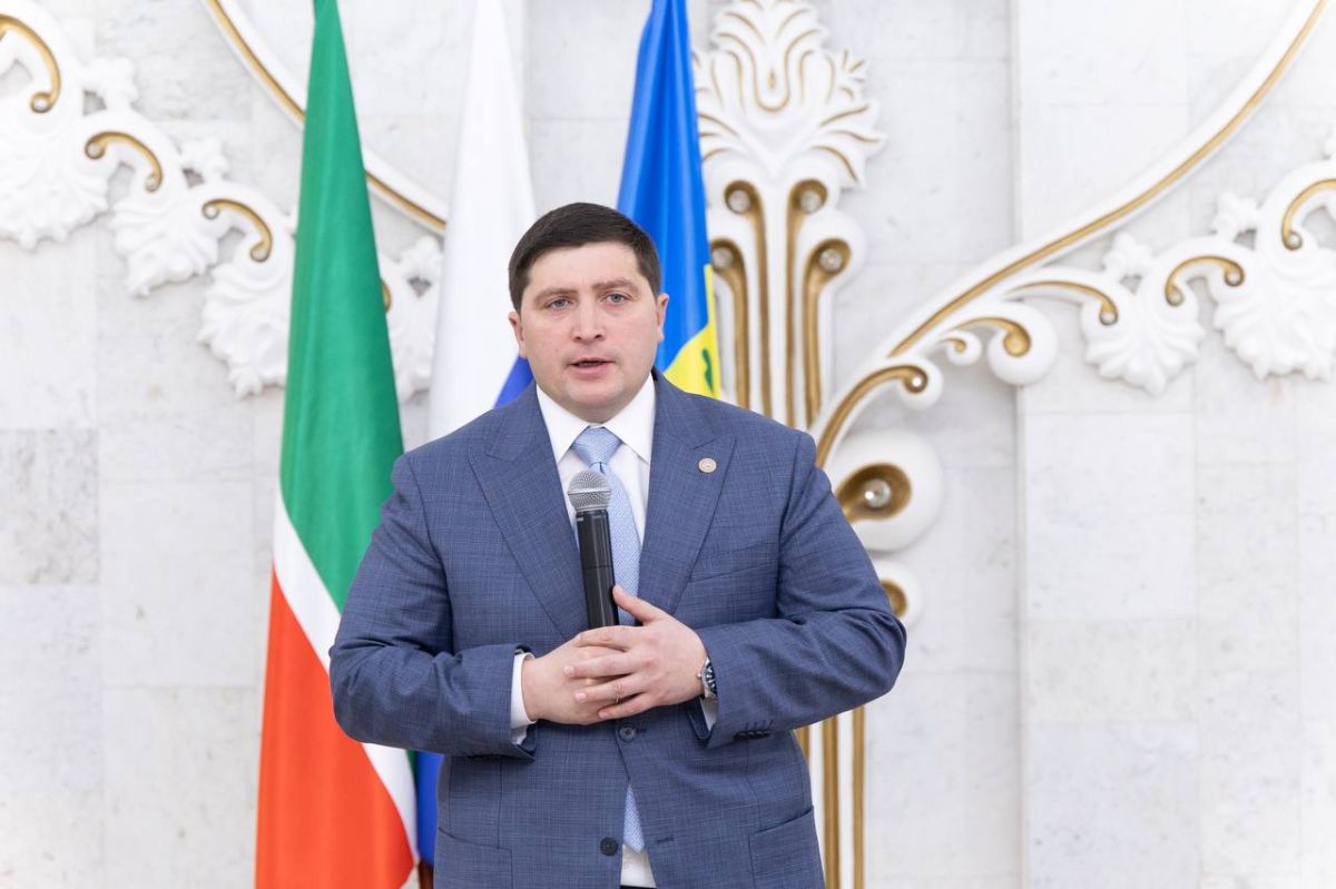 Нижнекамск помнит своих героев: Радмир Беляев вручил награды семьям погибших героев СВО Нижнекамск помнит своих героев: Радмир Беляев вручил награды семьям погибших героев СВО