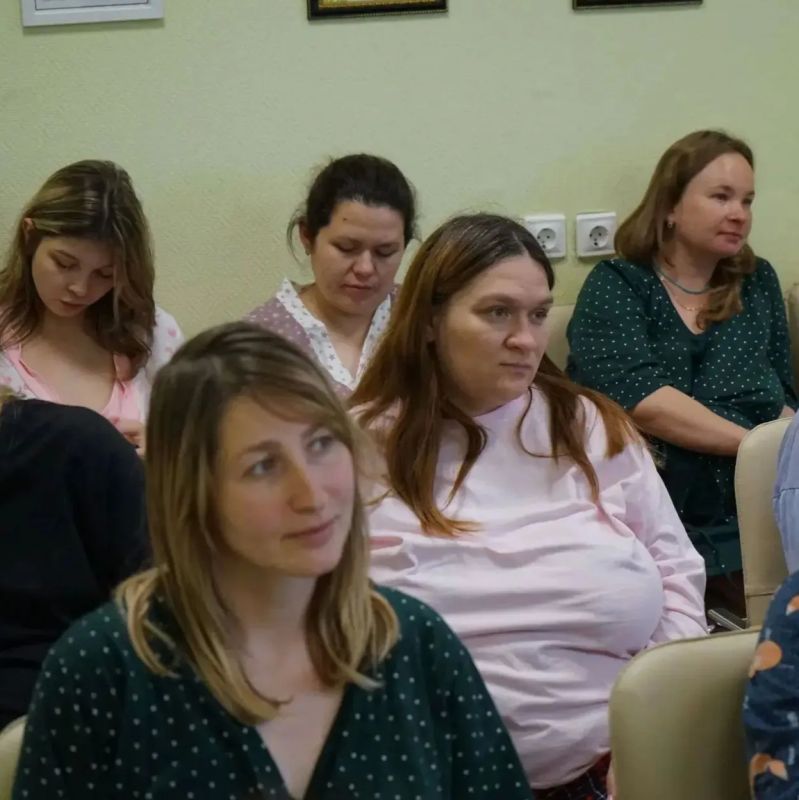 Сегодня, в День беременных, министр труда, занятости и социальной защиты Республики Татарстан Эльмира Зарипова посетила перинатальный центр Республиканской клинической больницы Сегодня, в День беременных, министр труда, занятости и социальной защиты Республики Татарстан Эльмира Зарипова посетила перинатальный центр Республиканской клинической больницы
