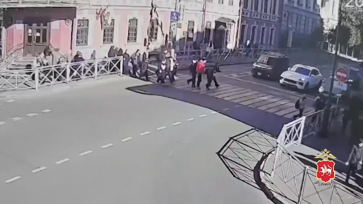 В центре Казани водитель Порше проскочил через группу школьников на «зебре»