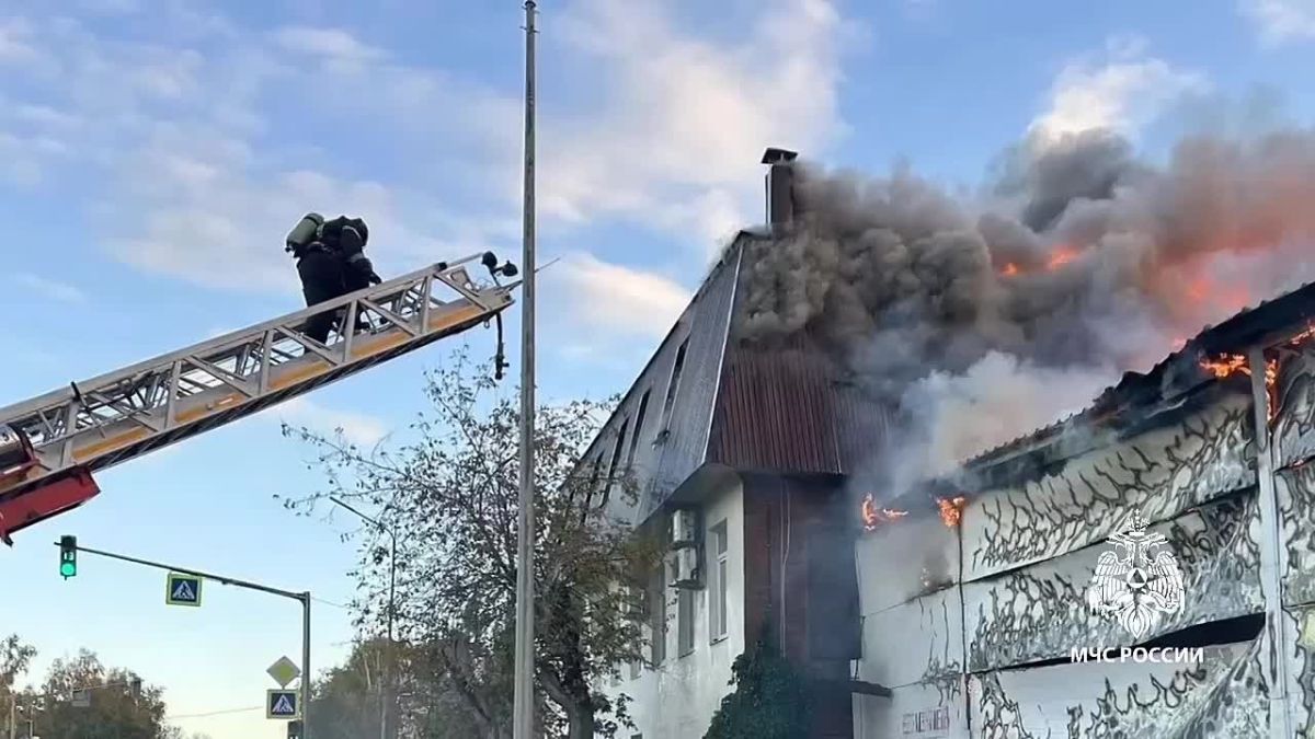 Около тысячи квадратных метров охватил пожар на складе в Казани