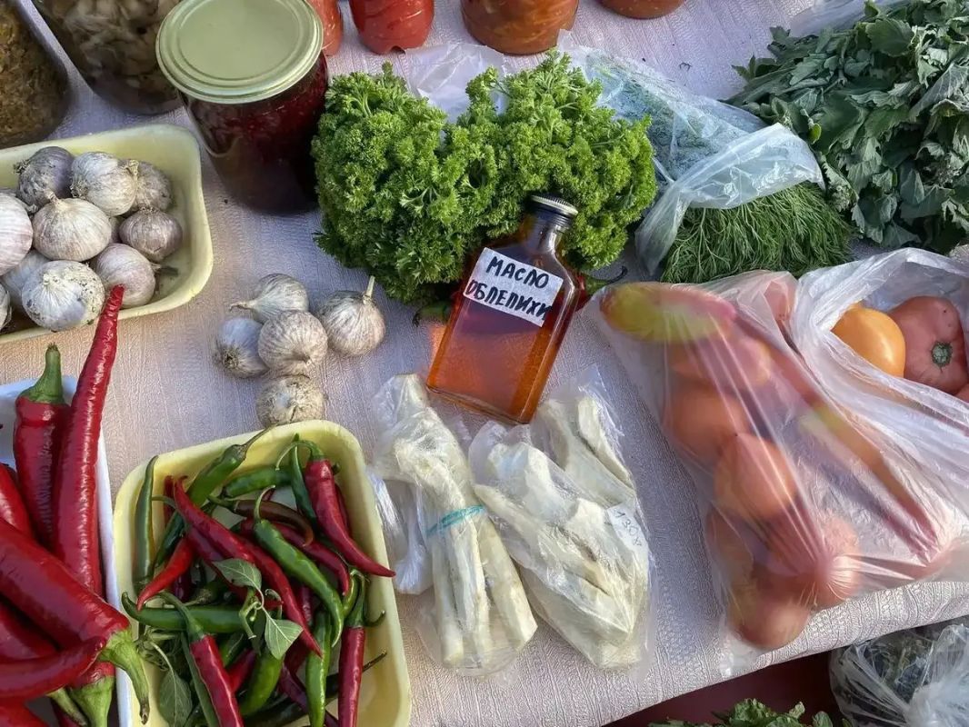 На центральном рынке Нижнекамска дачники продают излишки урожая со своих участков На центральном рынке Нижнекамска дачники продают излишки урожая со своих участков