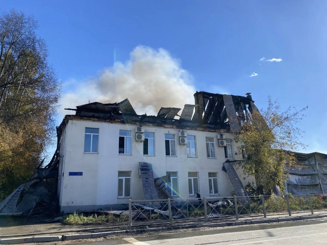 Склад на Магистральной в Казани еще дымится — в одной части огонь уже сбили, другая продолжает гореть, сообщает корреспондент БИЗНЕС Online Склад на Магистральной в Казани еще дымится — в одной части огонь уже сбили, другая продолжает гореть, сообщает корреспондент БИЗНЕС Online