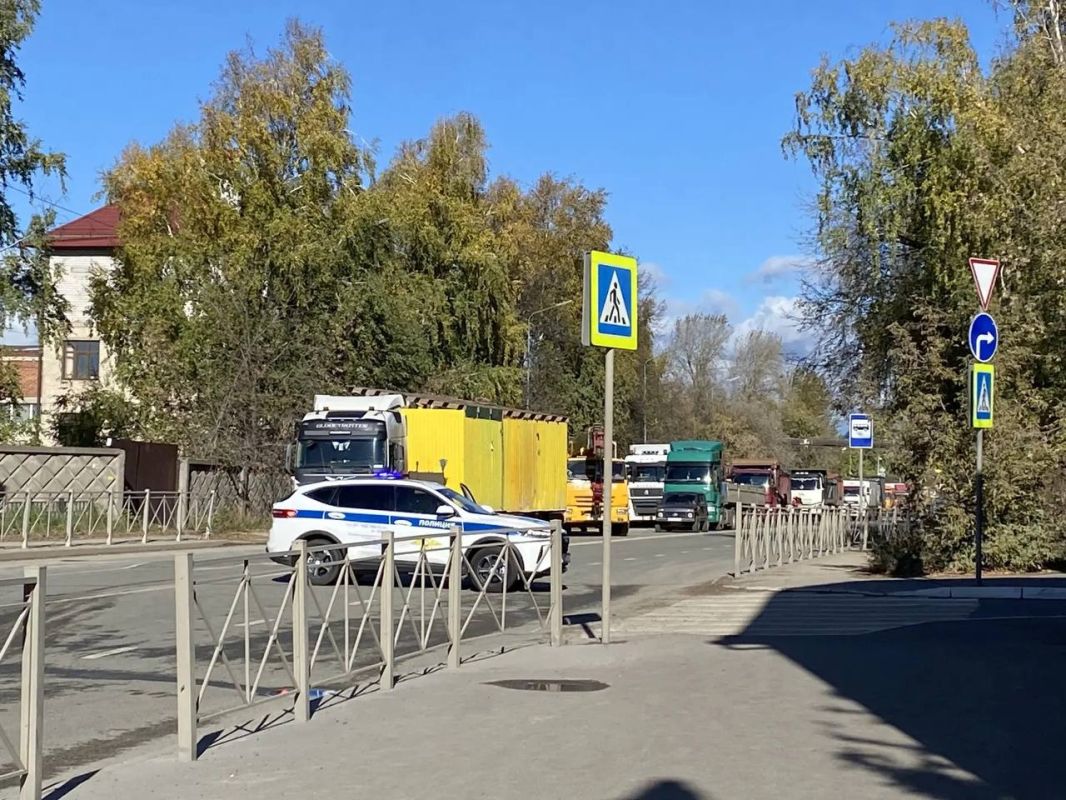 Склад на Магистральной в Казани еще дымится — в одной части огонь уже сбили, другая продолжает гореть, сообщает корреспондент БИЗНЕС Online Склад на Магистральной в Казани еще дымится — в одной части огонь уже сбили, другая продолжает гореть, сообщает корреспондент БИЗНЕС Online