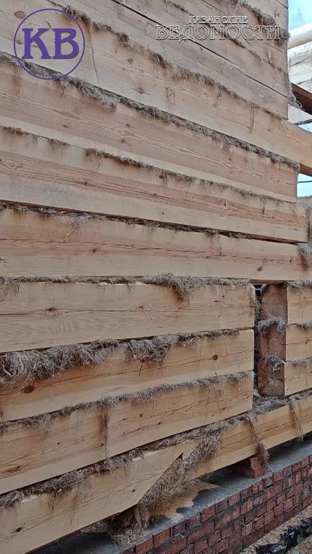 В селе Асан-Елга Кукморского района возвращается к жизни уникальная деревянная мечеть 1742 года — редчайший памятник татарского зодчества с восьмигранным минаретом, подклетом и верандой на резных столбах