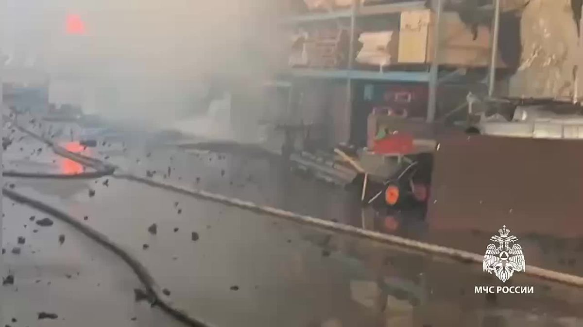 Пожар на складе в Приволжском районе Казани охватил около 1,5 тыс