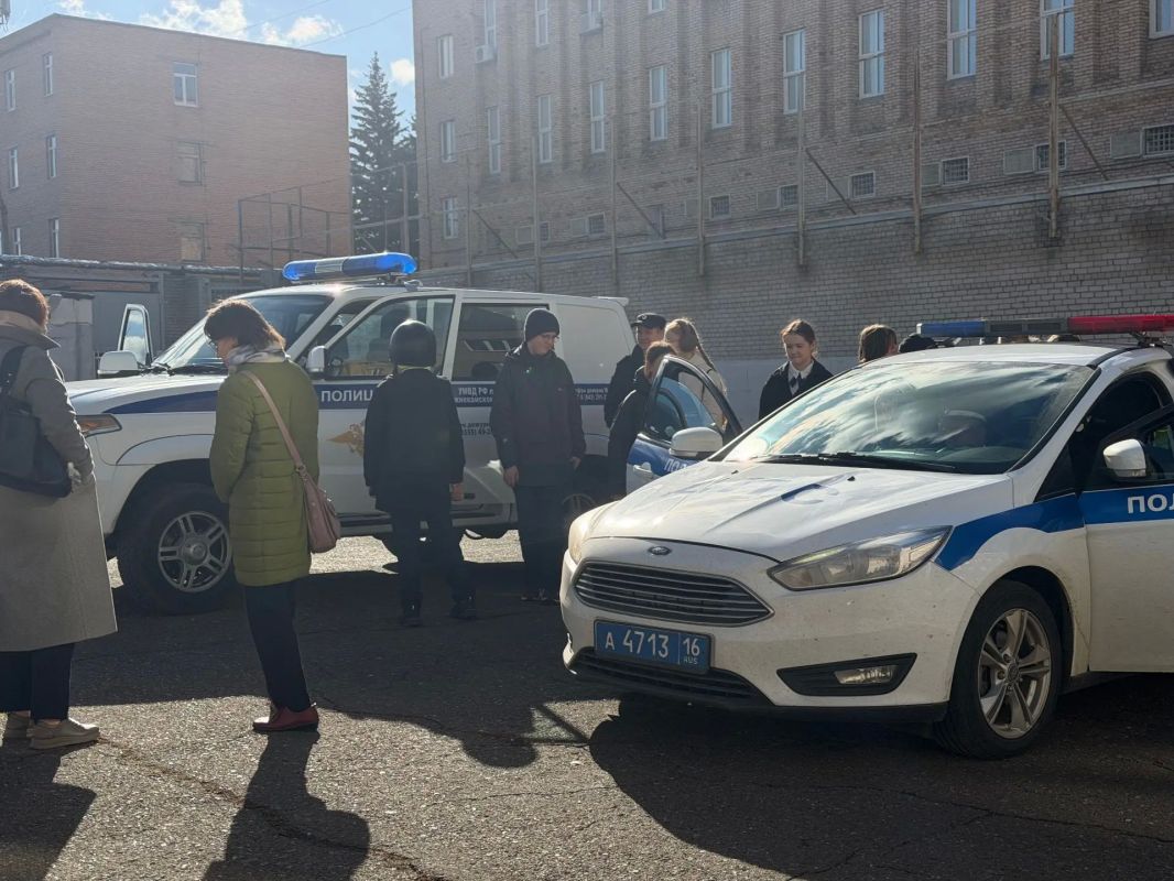 Школьники Нижнекамска посетили Управление МВД России по Нижнекамскому району Школьники Нижнекамска посетили Управление МВД России по Нижнекамскому району