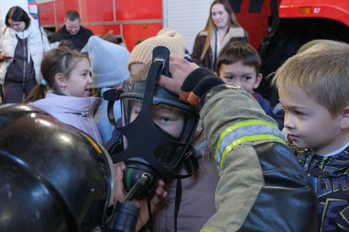 Нижнекамские огнеборцы поздравили именинницу на уроке пожарной безопасности для школьников Нижнекамские огнеборцы поздравили именинницу на уроке пожарной безопасности для школьников