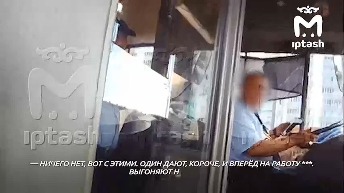 Водителям казанских краснобусов приходится самим брать плату с пассажиров из-за дефицита кондукторов и отсутствия валидаторов