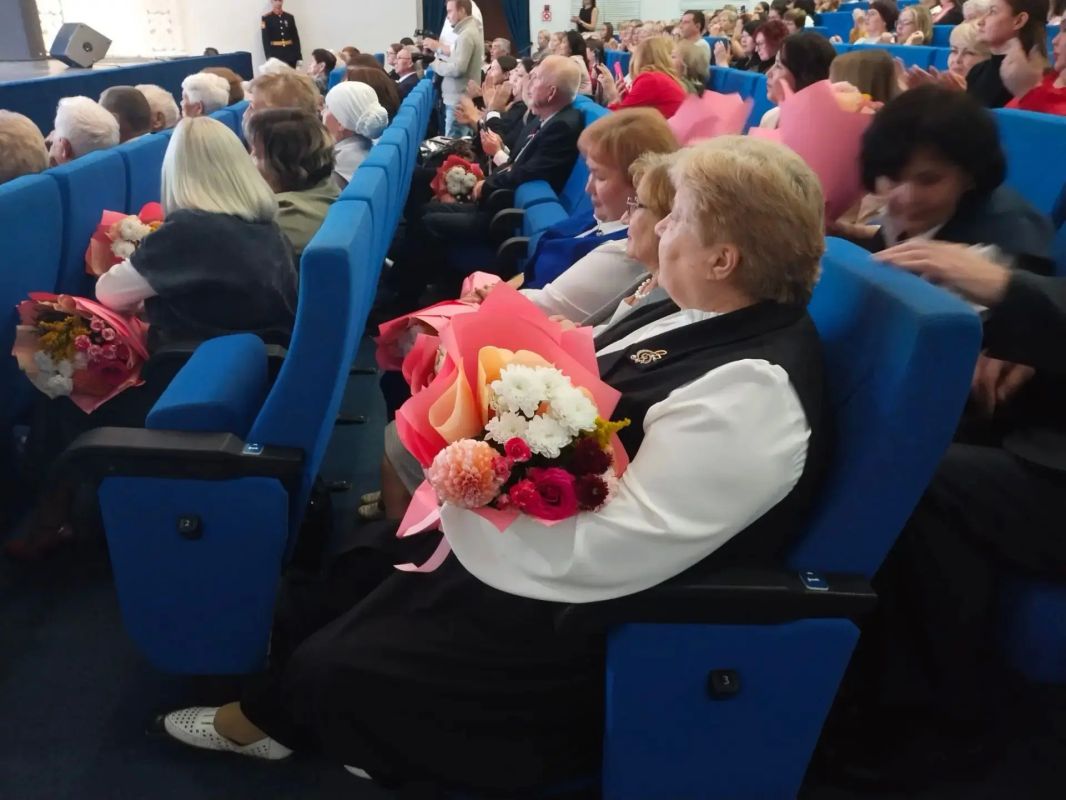 Праздничное мероприятие ко Дню учителя прошло сегодня в Доме народного творчества Праздничное мероприятие ко Дню учителя прошло сегодня в Доме народного творчества