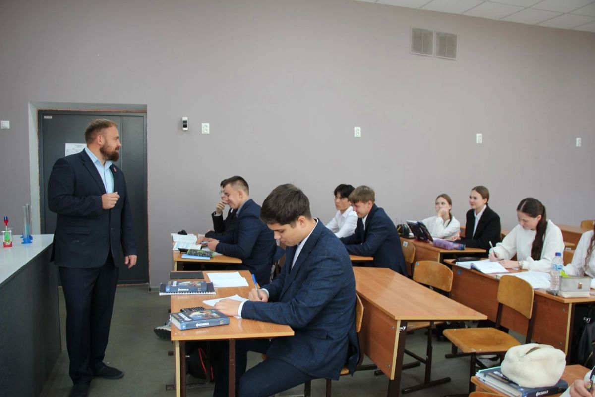 Учитель из Татарстана вдохновляет учеников на живой интерес к физике Учитель из Татарстана вдохновляет учеников на живой интерес к физике