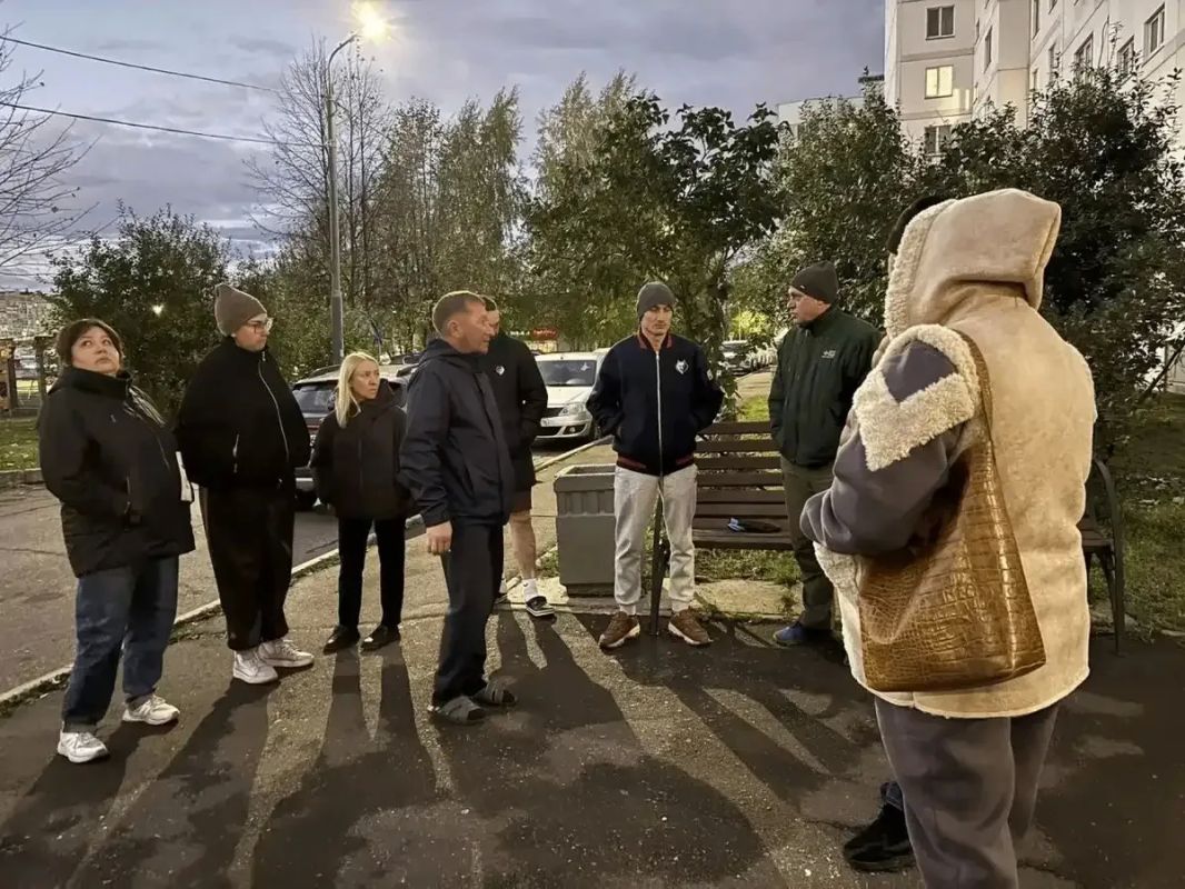 В 44-м микрорайоне Нижнекамска состоялось собрание жильцов дома №95 по проспекту Мира с местным застройщиком, выкупившим соседний земельный участок В 44-м микрорайоне Нижнекамска состоялось собрание жильцов дома №95 по проспекту Мира с местным застройщиком, выкупившим соседний земельный участок