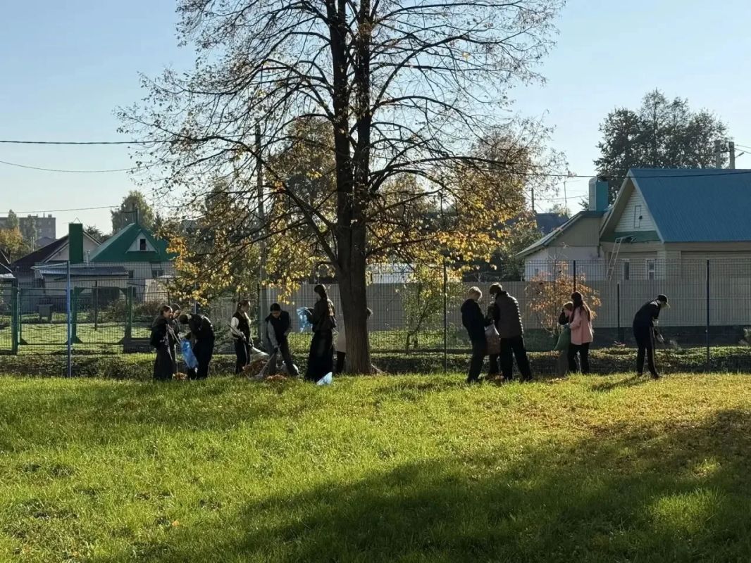 Добрая осенняя традиция: школьники Чистопольского района навели порядок на территории школы Добрая осенняя традиция: школьники Чистопольского района навели порядок на территории школы