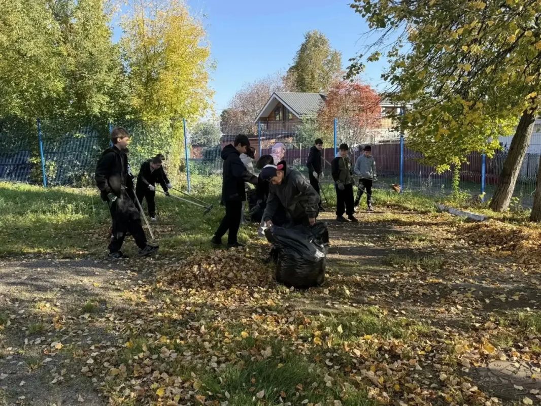 Добрая осенняя традиция: школьники Чистопольского района навели порядок на территории школы