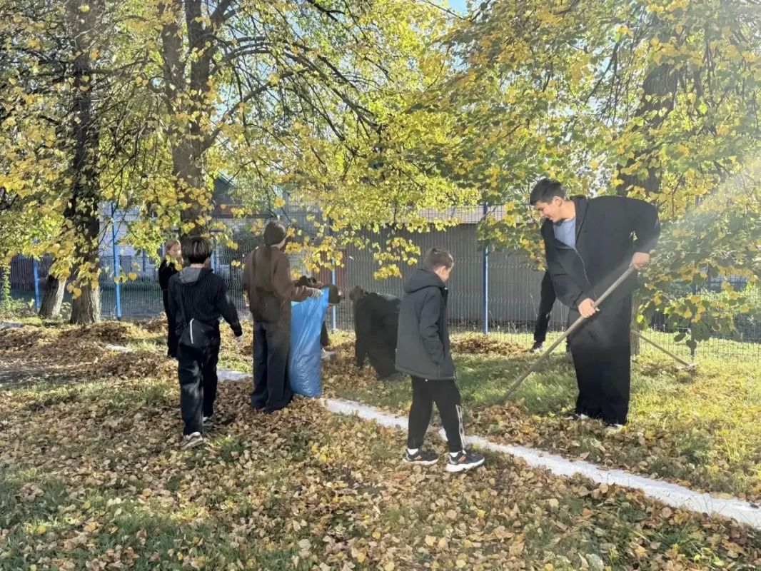 Добрая осенняя традиция: школьники Чистопольского района навели порядок на территории школы Добрая осенняя традиция: школьники Чистопольского района навели порядок на территории школы