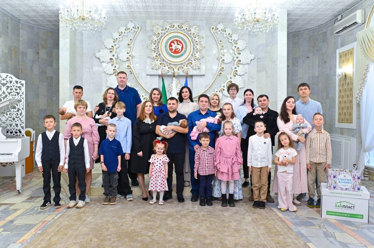 В Нижнекамске шесть многодетных семей получили удостоверения В Нижнекамске шесть многодетных семей получили удостоверения
