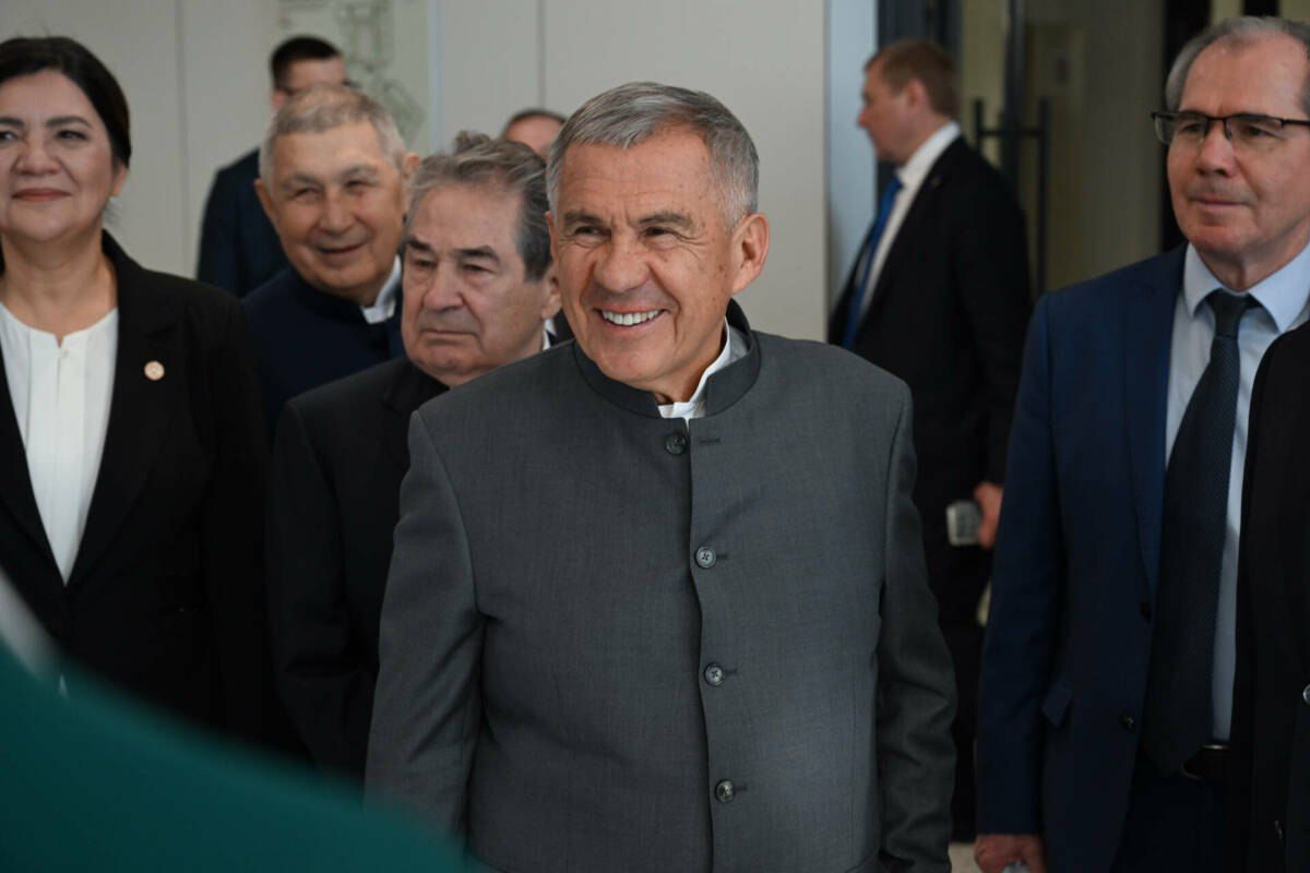Минниханов посетил Высшую школу нефти и ТатНИПИнефть в Альметьевске