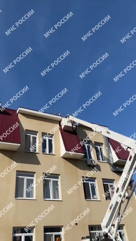 В Заинске с крыши здания сняли тело мужчины