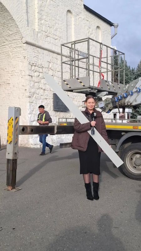 На циферблатах часов Спасской башни Казанского Кремля заменили минутные стрелки На циферблатах часов Спасской башни Казанского Кремля заменили минутные стрелки
