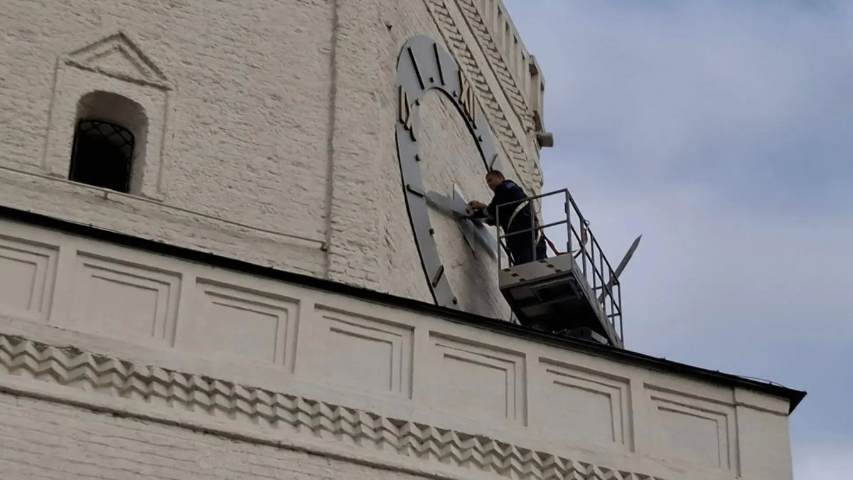 На циферблатах часов Спасской башни Казанского Кремля заменили минутные стрелки На циферблатах часов Спасской башни Казанского Кремля заменили минутные стрелки