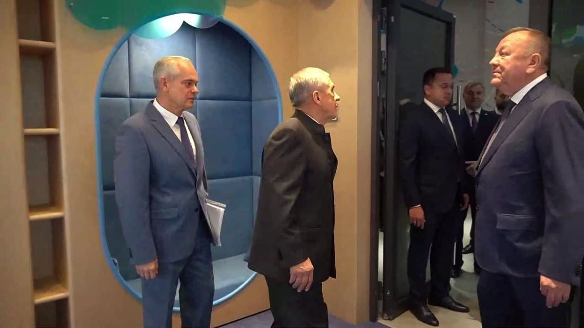 Рустам Минниханов поручил реконструировать международные терминалы аэропорта Казани после осмотра нового терминала