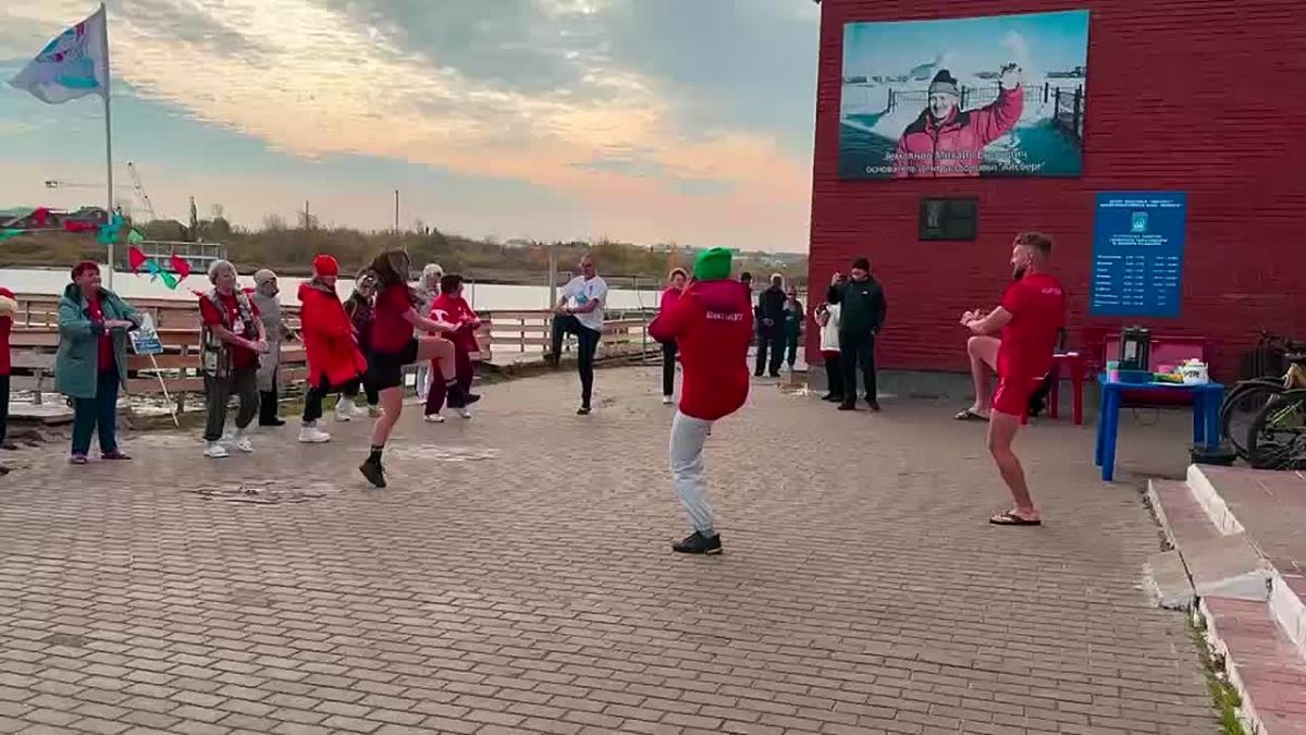 В Альметьевске прошел марафон по плаванию в октябрьской воде