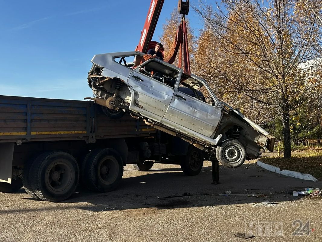 В Нижнекамске специалисты АТИ эвакуировали бесхозный автомобиль ВАЗ 2109 В Нижнекамске специалисты АТИ эвакуировали бесхозный автомобиль ВАЗ 2109