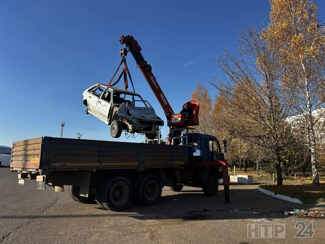 В Нижнекамске специалисты АТИ эвакуировали бесхозный автомобиль ВАЗ 2109 В Нижнекамске специалисты АТИ эвакуировали бесхозный автомобиль ВАЗ 2109