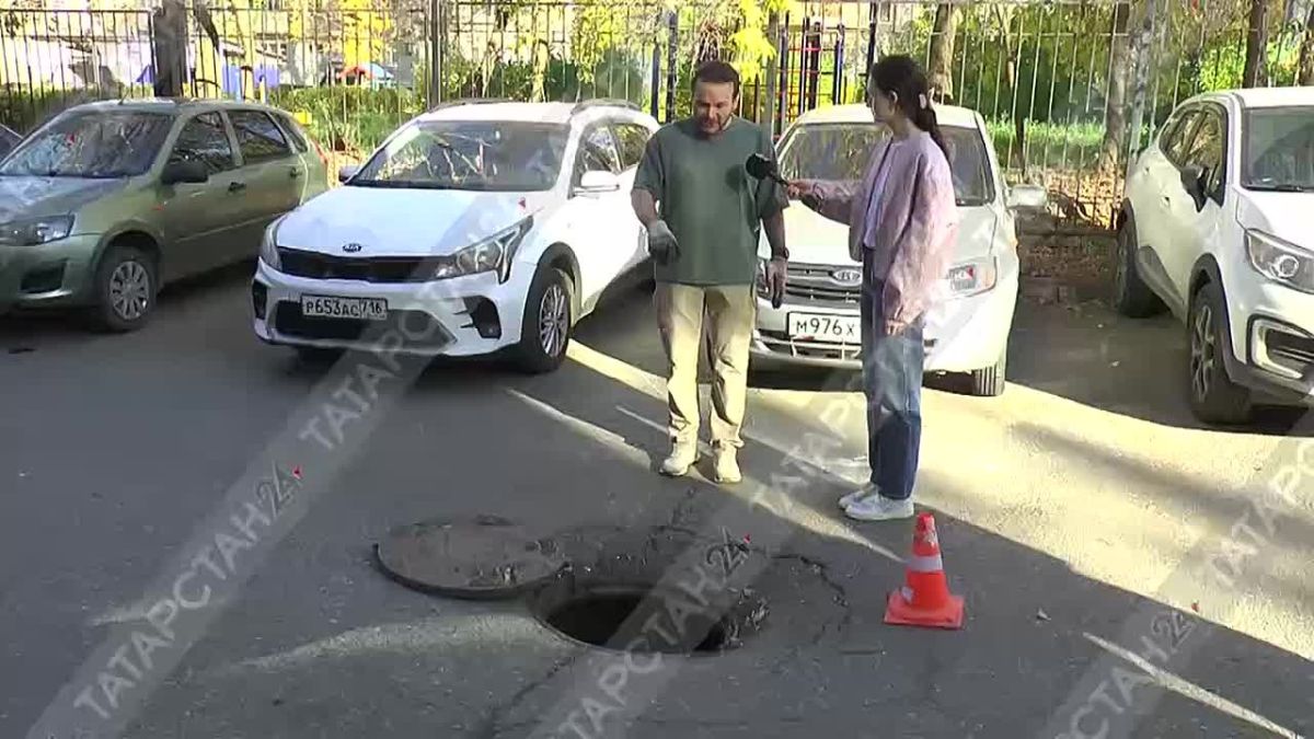 В Казани жильцам пятиэтажки приходится утеплять старые трубы куртками