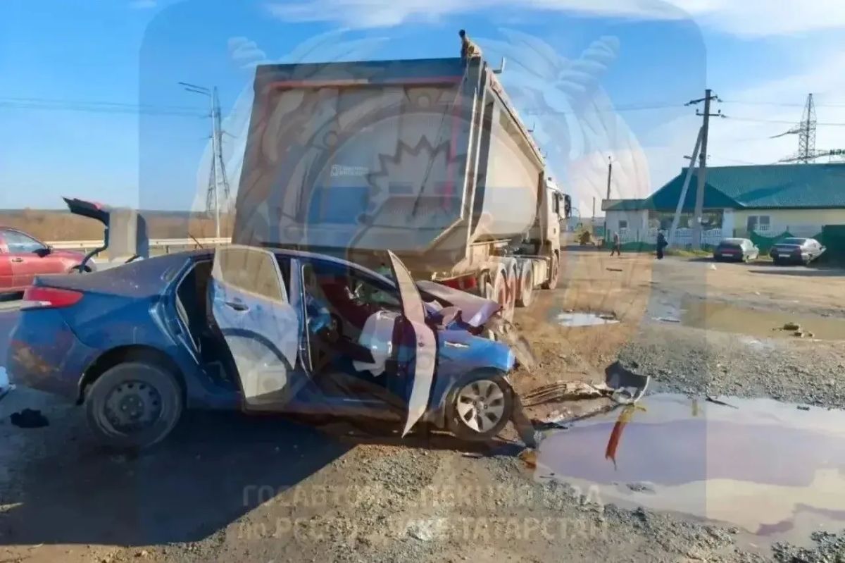 Смертельное ДТП в Елабужском районе: KIA врезалась в припаркованный грузовик Смертельное ДТП в Елабужском районе: KIA врезалась в припаркованный грузовик