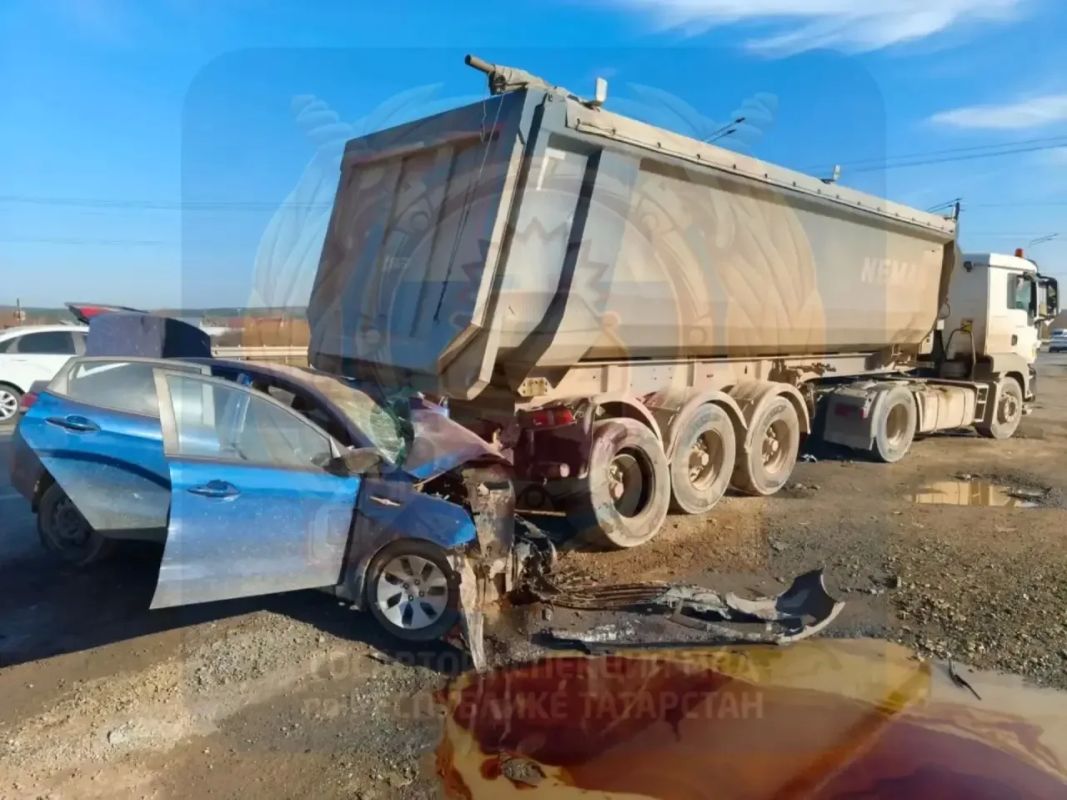 17 октября на автодороге М-7 «Волга» (Елабужский район) 29-летний водитель автомобиля Kia совершил наезд на припаркованный на обочине грузовой автомобиль Man 17 октября на автодороге М-7 «Волга» (Елабужский район) 29-летний водитель автомобиля Kia совершил наезд на припаркованный на обочине грузовой автомобиль Man