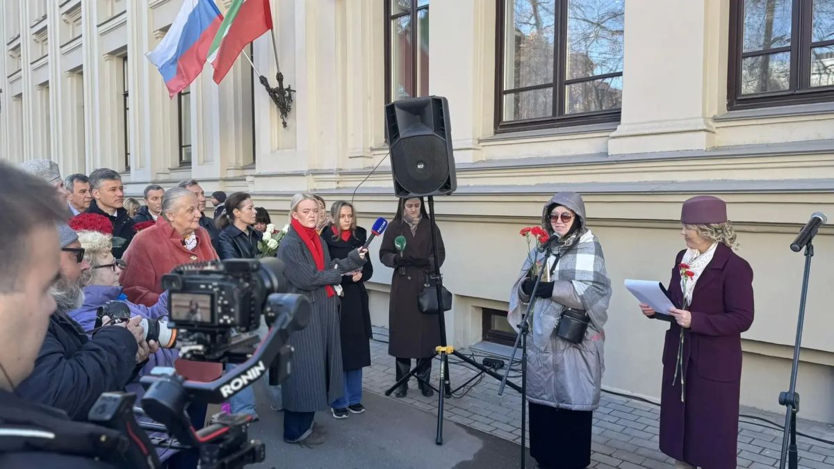 «Не отрекаются, любя». Пожалуй, каждый помнит строчки этого прекрасного романса «Не отрекаются, любя». Пожалуй, каждый помнит строчки этого прекрасного романса