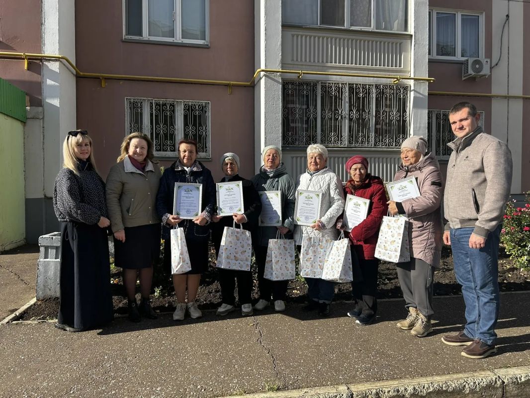 В Нижнекамске жильцы Менделеева, 25 закрыли цветочный сезон В Нижнекамске жильцы Менделеева, 25 закрыли цветочный сезон