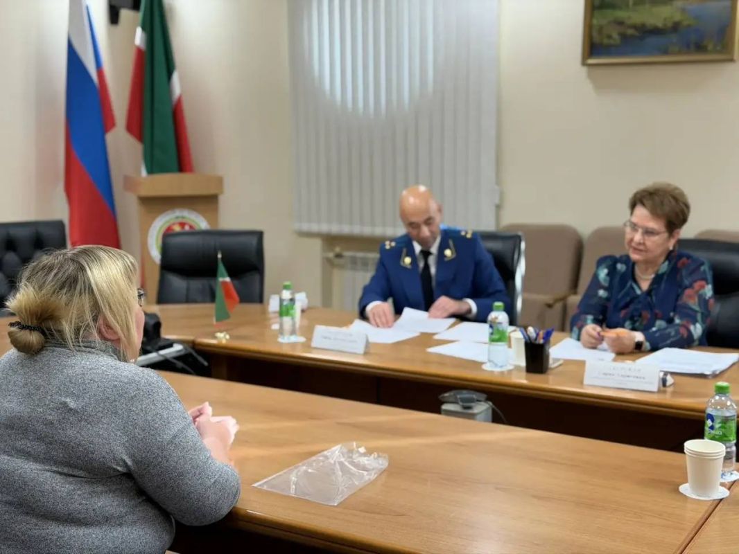 Заместитель прокурора Татарстана Зафар Махмудов и Уполномоченный по правам человека в Республике Татарстан Сария Сабурская провели выездной прием граждан в городе Казани Заместитель прокурора Татарстана Зафар Махмудов и Уполномоченный по правам человека в Республике Татарстан Сария Сабурская провели выездной прием граждан в городе Казани