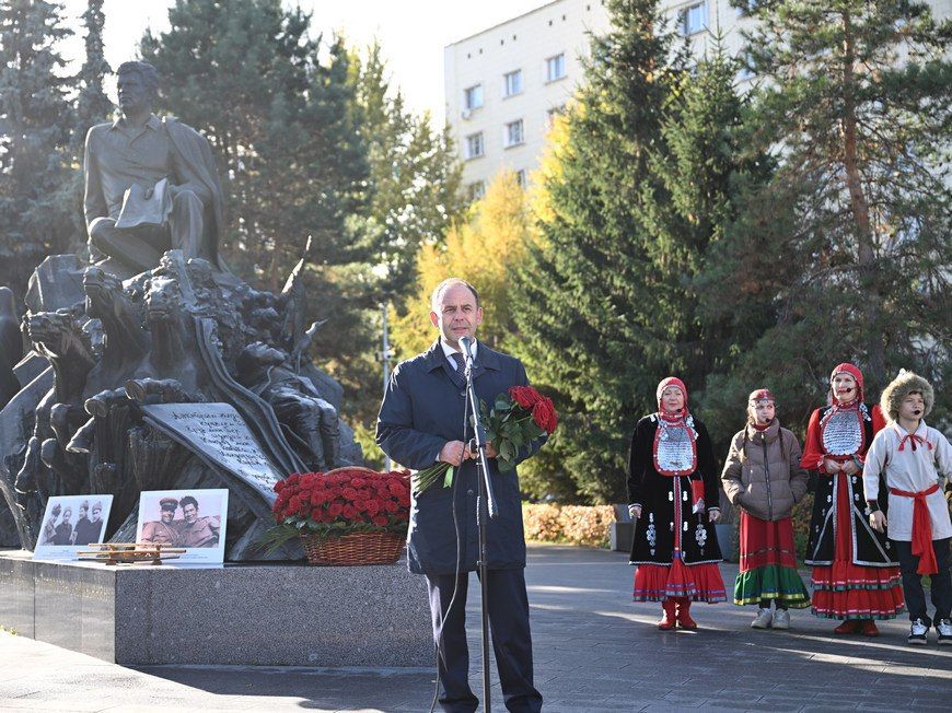 В Казани почтили память Мустая Карима в 107-ю годовщину со дня рождения